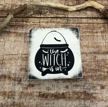 Mini Holzschild Block The witch is in Halloween