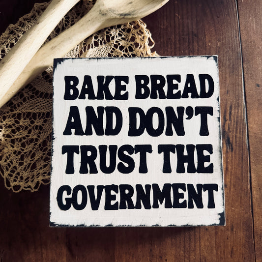 Farmhouse Deko-Schild „Bake Bread and Don’t Trust the Government“ Homesteader – MDF, 15 × 15 cm