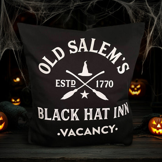 Kissen mit Druck Old Salem's Black Hat Inn schwarz