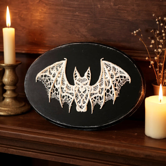 Gothic Dekoschild – Schwarzes Holzschild mit Spitzen-Fledermaus