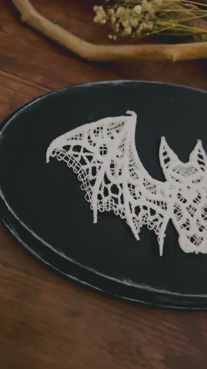 Gothic Dekoschild – Schwarzes Holzschild mit Spitzen-Fledermaus