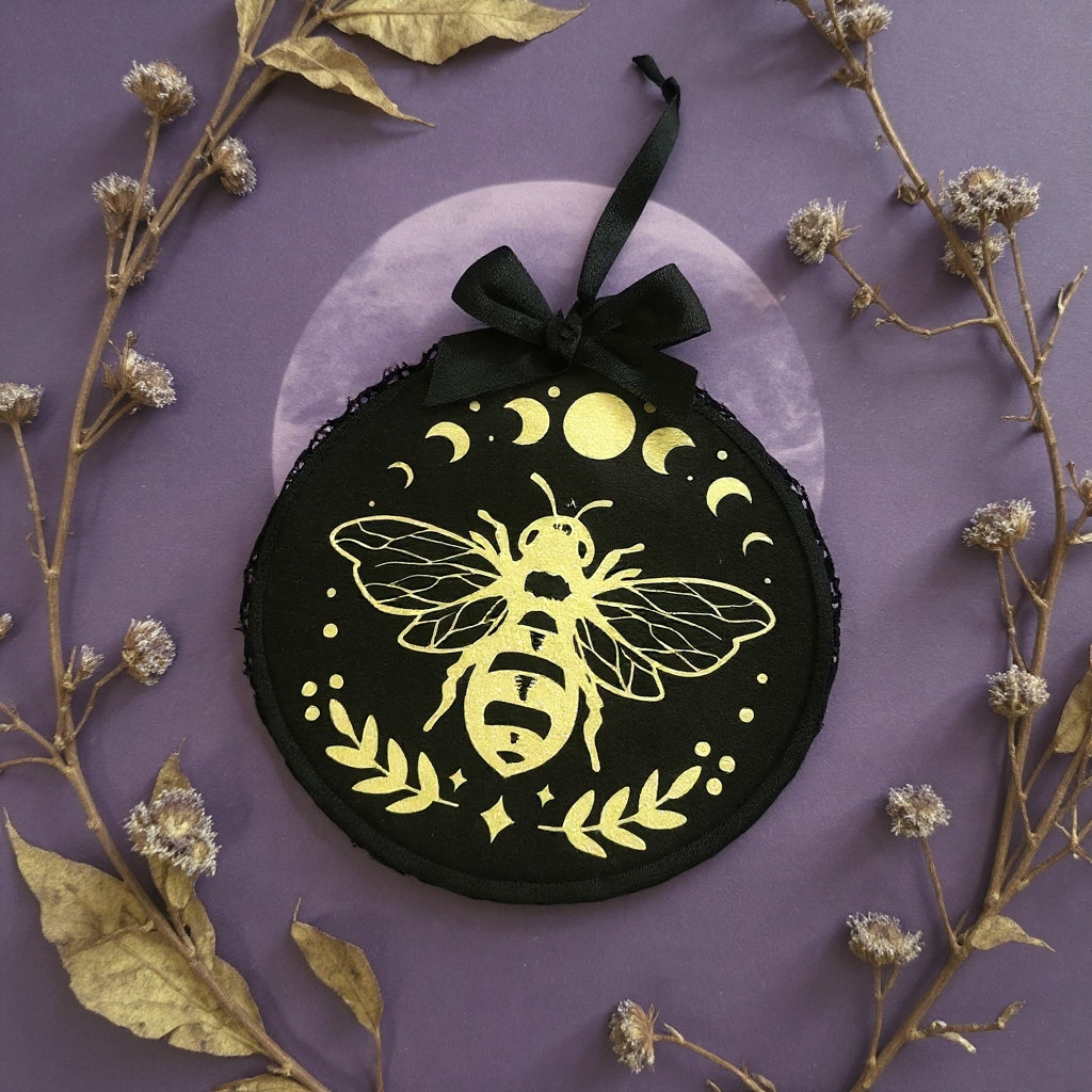 Stickrahmenbild Ornament Tell the Bees Wanddeko