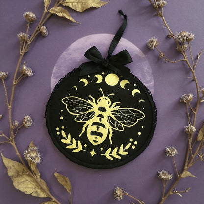 Stickrahmenbild Ornament Tell the Bees Wanddeko