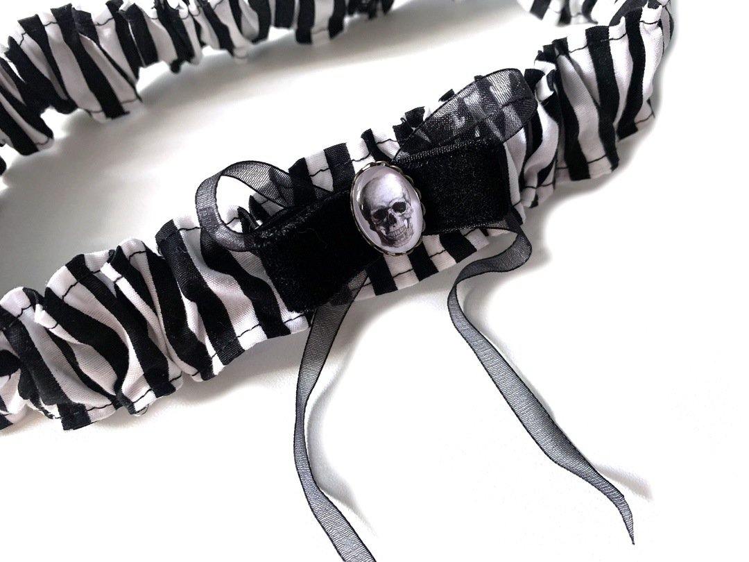 Strumpfband Human Skull Streifen gothic schwarz weiß - Madness United Shop