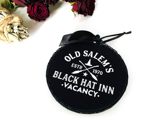 Stickrahmen Ornament BLACK HAT INN SALEM Wanddeko gothic