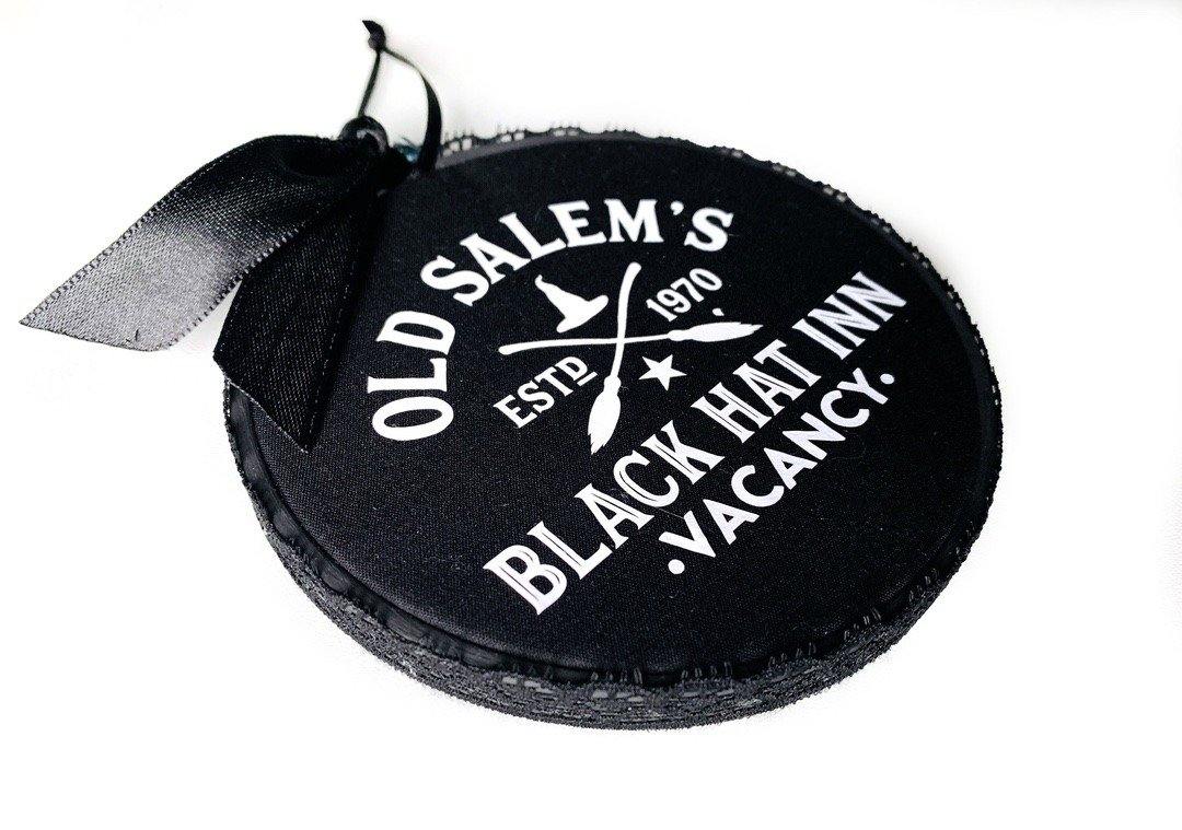Stickrahmen BLACK HAT INN Wanddeko - Madness United Shop