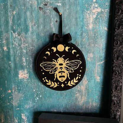 Stickrahmenbild Ornament Tell the Bees Wanddeko